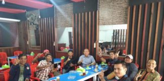 Milton-Boyman Perjuangkan Pembentukan PKR DIALOG SANTAI. Milton Crosby melaksanakan dialog santai di Warkop Abah, Jalan Lintas Melawi, Kota Sintang, Senin (2/4). Warga for RK