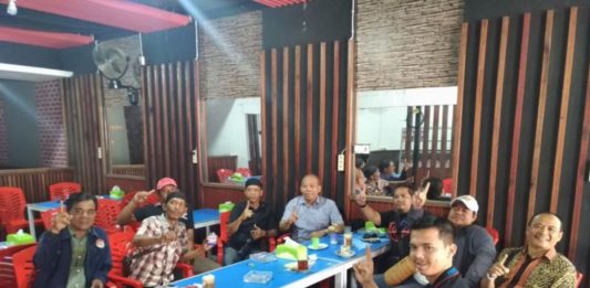 Milton-Boyman Perjuangkan Pembentukan PKR DIALOG SANTAI. Milton Crosby melaksanakan dialog santai di Warkop Abah, Jalan Lintas Melawi, Kota Sintang, Senin (2/4). Warga for RK