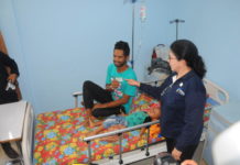 Menkes Ingin Hapus Tren Berobat ke Luar Negeri PAMER KARTU JKN. Menkes Nila F Moeloek menjenguk salah seorang pasien rawat inap di Puskesmas Balai Karangan, Sanggau, Selasa (17/4). Pasien itu menunjukkan kartu Jaminan Kesehatan Nasional di hadapan Menkes. Rizka Nanda-RK