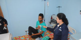 Menkes Ingin Hapus Tren Berobat ke Luar Negeri PAMER KARTU JKN. Menkes Nila F Moeloek menjenguk salah seorang pasien rawat inap di Puskesmas Balai Karangan, Sanggau, Selasa (17/4). Pasien itu menunjukkan kartu Jaminan Kesehatan Nasional di hadapan Menkes. Rizka Nanda-RK