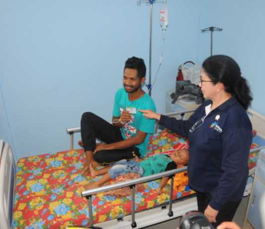 Menkes Ingin Hapus Tren Berobat ke Luar Negeri PAMER KARTU JKN. Menkes Nila F Moeloek menjenguk salah seorang pasien rawat inap di Puskesmas Balai Karangan, Sanggau, Selasa (17/4). Pasien itu menunjukkan kartu Jaminan Kesehatan Nasional di hadapan Menkes. Rizka Nanda-RK