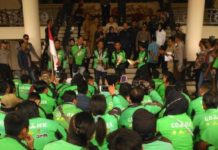 Driver Gojek Minta Rasionalisasi Tarif Aksi Demonstrasi. Ratusan driver Gojek menggelar aksi demonstrasi di Gedung DPRD Provinsi Kalbar, Senin (23/4). Mereka menyampaikan tuntutan ihwal persoalan tarif serta berbagai permasalahan lainnya terkait kebijakan perusahaan terhadap para driver Gojek. Humas for Rakyat Kalbar