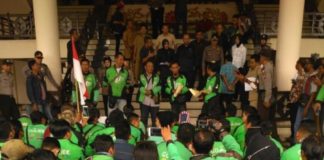 Driver Gojek Minta Rasionalisasi Tarif Aksi Demonstrasi. Ratusan driver Gojek menggelar aksi demonstrasi di Gedung DPRD Provinsi Kalbar, Senin (23/4). Mereka menyampaikan tuntutan ihwal persoalan tarif serta berbagai permasalahan lainnya terkait kebijakan perusahaan terhadap para driver Gojek. Humas for Rakyat Kalbar