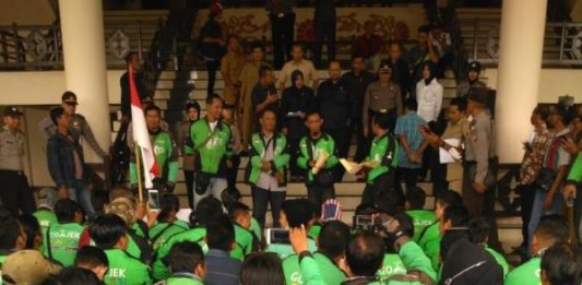 Driver Gojek Minta Rasionalisasi Tarif Aksi Demonstrasi. Ratusan driver Gojek menggelar aksi demonstrasi di Gedung DPRD Provinsi Kalbar, Senin (23/4). Mereka menyampaikan tuntutan ihwal persoalan tarif serta berbagai permasalahan lainnya terkait kebijakan perusahaan terhadap para driver Gojek. Humas for Rakyat Kalbar