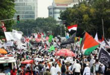 Alumni 212: Pelanggaran Sukmawati Lebih Nyata Dibandingkan Ahok ALUMNI 212 MENGGUGAT. Ribuan massa dari Persaudaraan Alumni 212 beraksi damai di depan Gedung Bareskrim Polri, Gambir, Jakarta, Jumat (6/4). Mereka menggugat pembacaan puisi “Ibu Indonesia dari Sukmawati Soekarnoputri, meminta Bareskrim Polri menangkap dan memproses hukum anak Proklamator RI itu. Miftahulhayat-Jawa Pos