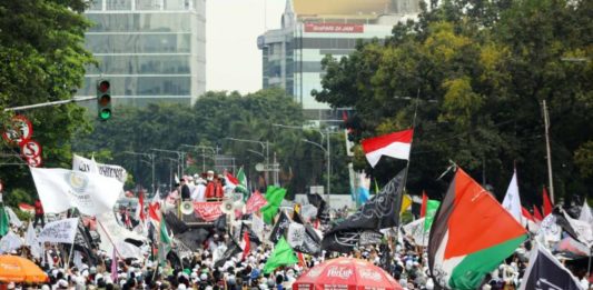 Alumni 212: Pelanggaran Sukmawati Lebih Nyata Dibandingkan Ahok ALUMNI 212 MENGGUGAT. Ribuan massa dari Persaudaraan Alumni 212 beraksi damai di depan Gedung Bareskrim Polri, Gambir, Jakarta, Jumat (6/4). Mereka menggugat pembacaan puisi “Ibu Indonesia dari Sukmawati Soekarnoputri, meminta Bareskrim Polri menangkap dan memproses hukum anak Proklamator RI itu. Miftahulhayat-Jawa Pos