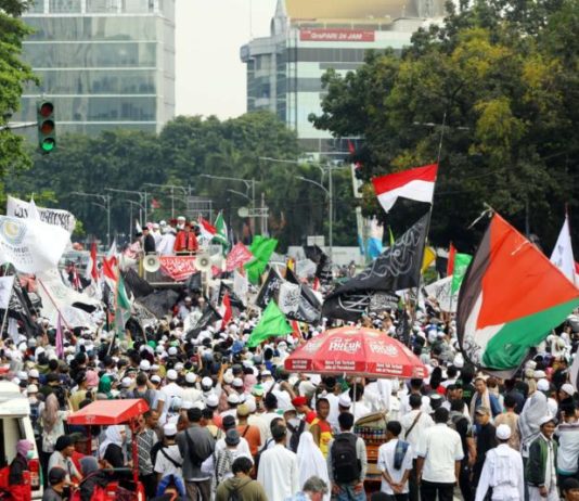Alumni 212: Pelanggaran Sukmawati Lebih Nyata Dibandingkan Ahok ALUMNI 212 MENGGUGAT. Ribuan massa dari Persaudaraan Alumni 212 beraksi damai di depan Gedung Bareskrim Polri, Gambir, Jakarta, Jumat (6/4). Mereka menggugat pembacaan puisi “Ibu Indonesia dari Sukmawati Soekarnoputri, meminta Bareskrim Polri menangkap dan memproses hukum anak Proklamator RI itu. Miftahulhayat-Jawa Pos