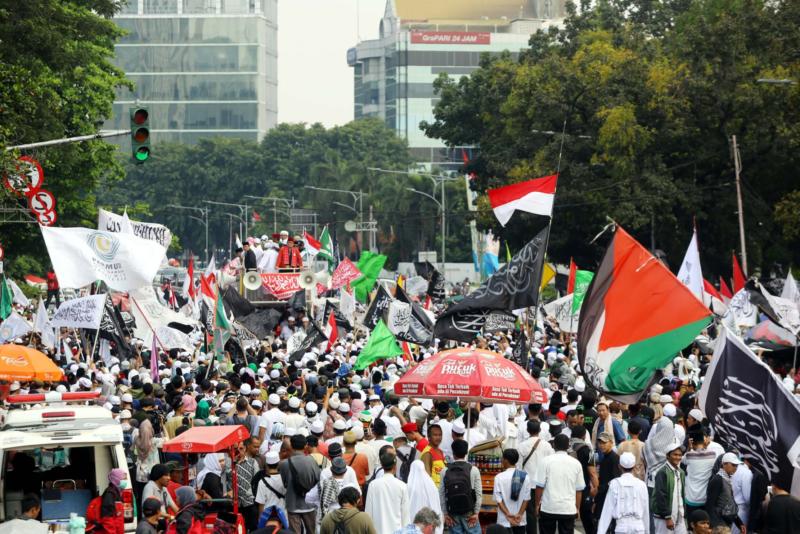 ALUMNI 212 MENGGUGAT. Ribuan massa dari Persaudaraan Alumni 212 beraksi damai di depan Gedung Bareskrim Polri, Gambir, Jakarta, Jumat (6/4). Mereka menggugat pembacaan puisi “Ibu Indonesia dari Sukmawati Soekarnoputri, meminta Bareskrim Polri menangkap dan memproses hukum anak Proklamator RI itu. Miftahulhayat-Jawa Pos