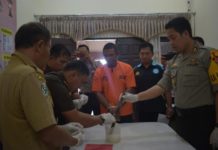 Polres Sekadau ‘Campur’ Sabu dengan Deterjen PEMUSNAHAN. Kapolres Sekadau, AKBP Anggon Salazar Tarmizi tengah mencek keaslian sabu sebelum dimusnahkan di Mapolres Sekadau, Selasa (10/4) siang--Humas Polres Sekadau for RK