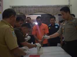 Polres Sekadau ‘Campur’ Sabu dengan Deterjen PEMUSNAHAN. Kapolres Sekadau, AKBP Anggon Salazar Tarmizi tengah mencek keaslian sabu sebelum dimusnahkan di Mapolres Sekadau, Selasa (10/4) siang--Humas Polres Sekadau for RK