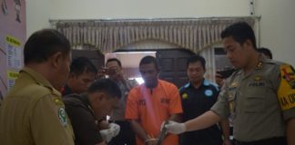 Polres Sekadau ‘Campur’ Sabu dengan Deterjen PEMUSNAHAN. Kapolres Sekadau, AKBP Anggon Salazar Tarmizi tengah mencek keaslian sabu sebelum dimusnahkan di Mapolres Sekadau, Selasa (10/4) siang--Humas Polres Sekadau for RK