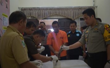 Polres Sekadau ‘Campur’ Sabu dengan Deterjen PEMUSNAHAN. Kapolres Sekadau, AKBP Anggon Salazar Tarmizi tengah mencek keaslian sabu sebelum dimusnahkan di Mapolres Sekadau, Selasa (10/4) siang--Humas Polres Sekadau for RK