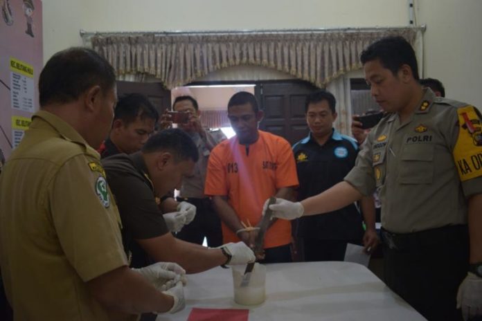 PEMUSNAHAN. Kapolres Sekadau, AKBP Anggon Salazar Tarmizi tengah mencek keaslian sabu sebelum dimusnahkan di Mapolres Sekadau, Selasa (10/4) siang--Humas Polres Sekadau for RK