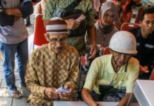 Bawa Uang Pakai Truk, Setara Ngawal Presiden TUKAR RUPIAH. Warga mendatangi stand penukaran Rupiah di Lombok. Lombok Pos Photo
