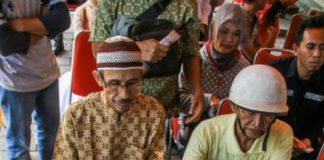 Bawa Uang Pakai Truk, Setara Ngawal Presiden TUKAR RUPIAH. Warga mendatangi stand penukaran Rupiah di Lombok. Lombok Pos Photo