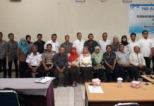Transportasi Massal Mati Akibat Sepi Penumpang FGD. Foto bersama peserta dan narasumber FGD MTI Kalbar di ruang sidang utama Fakultas Teknik Untan Pontianak, Rabu (11/4). Gusnadi-RK