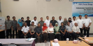 Transportasi Massal Mati Akibat Sepi Penumpang FGD. Foto bersama peserta dan narasumber FGD MTI Kalbar di ruang sidang utama Fakultas Teknik Untan Pontianak, Rabu (11/4). Gusnadi-RK