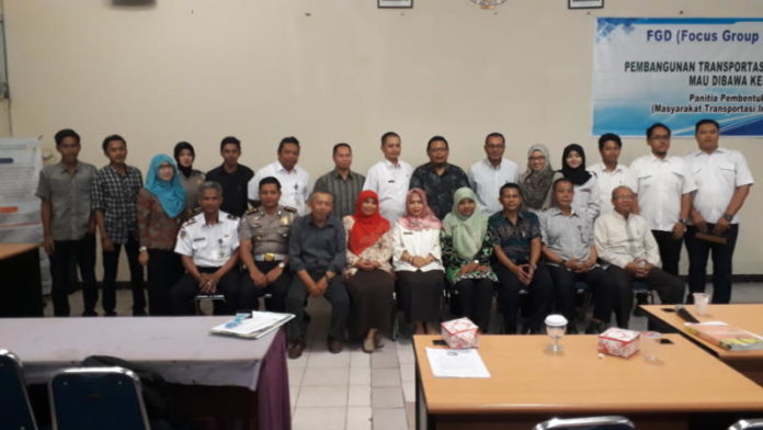 FGD. Foto bersama peserta dan narasumber FGD MTI Kalbar di ruang sidang utama Fakultas Teknik Untan Pontianak, Rabu (11/4). Gusnadi-RK