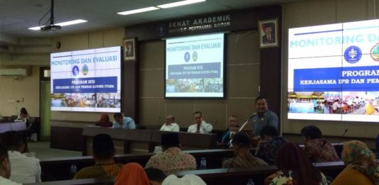Bupati Berhasil Tunaikan Program 10 Sarjana Perdesa Sambutan. Ketua DPRD Kayong Utara, Muhammad Sukardi menyampaikan sambutan ketika melakukan tatap muka dengan mahasiswa asal Kayong Utara di IPB Bogor, Jawa Barat, Rabu (25/4). Kamiriluddin/RK.