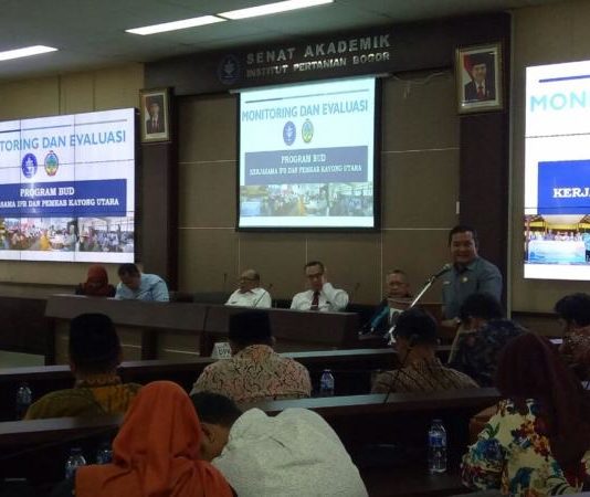 Bupati Berhasil Tunaikan Program 10 Sarjana Perdesa Sambutan. Ketua DPRD Kayong Utara, Muhammad Sukardi menyampaikan sambutan ketika melakukan tatap muka dengan mahasiswa asal Kayong Utara di IPB Bogor, Jawa Barat, Rabu (25/4). Kamiriluddin/RK.