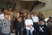 Aksi Damai KNCI Kalbar Sampaikan Empat Tuntutan Perjuangkan Aspirasi. Sekretaris Komisi I DPRD Provinsi Kalbar, Zulkarnaen Siregar, SH didampingi Wakil Ketua Komisi I, H Amri Kalam, SH, MH berjanji akan memperjuangkan aspirasi yang disampaikan puluhan perwakilan KNCI Kalbar ketika melakukan aksi damai di Gedung Parlemen Kalbar, Senin (2/4). Andry Soe/Rakyat Kalbar