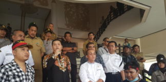Aksi Damai KNCI Kalbar Sampaikan Empat Tuntutan Perjuangkan Aspirasi. Sekretaris Komisi I DPRD Provinsi Kalbar, Zulkarnaen Siregar, SH didampingi Wakil Ketua Komisi I, H Amri Kalam, SH, MH berjanji akan memperjuangkan aspirasi yang disampaikan puluhan perwakilan KNCI Kalbar ketika melakukan aksi damai di Gedung Parlemen Kalbar, Senin (2/4). Andry Soe/Rakyat Kalbar