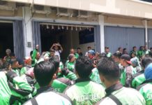 Driver Merasa Dizalimi Gojek DEMO LAGI. Ratusan driver Gojek berunjuk rasa menolak kebijakan sepihak manajemen di depan kantor perwakilan Gojek Pontianak di Jalan Urai Bawadi, Senin (16/4). Gusnadi-RK
