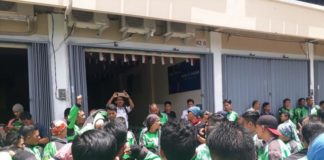 Driver Merasa Dizalimi Gojek DEMO LAGI. Ratusan driver Gojek berunjuk rasa menolak kebijakan sepihak manajemen di depan kantor perwakilan Gojek Pontianak di Jalan Urai Bawadi, Senin (16/4). Gusnadi-RK