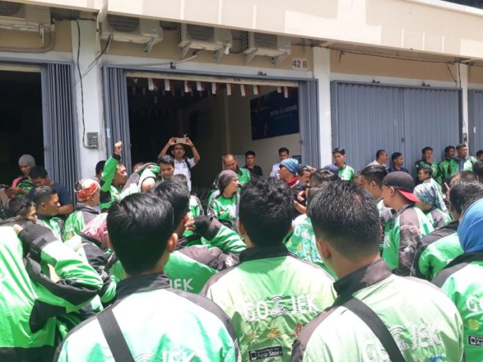 DEMO LAGI. Ratusan driver Gojek berunjuk rasa menolak kebijakan sepihak manajemen di depan kantor perwakilan Gojek Pontianak di Jalan Urai Bawadi, Senin (16/4). Gusnadi-RK