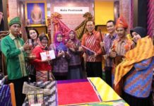 Pemkot Tampilkan Produk Unggulan PRODUK UNGGULAN. Haryadi S Triwibowo bersama lainnya menunjukan beberapa produk unggulan Kota pontianak yang ditampilkan dalam Inacraft Tahun 2018 di JCC, Jakarta, kemarin. Humas Pemkot for RK