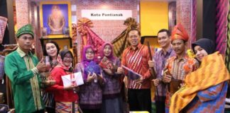 Pemkot Tampilkan Produk Unggulan PRODUK UNGGULAN. Haryadi S Triwibowo bersama lainnya menunjukan beberapa produk unggulan Kota pontianak yang ditampilkan dalam Inacraft Tahun 2018 di JCC, Jakarta, kemarin. Humas Pemkot for RK