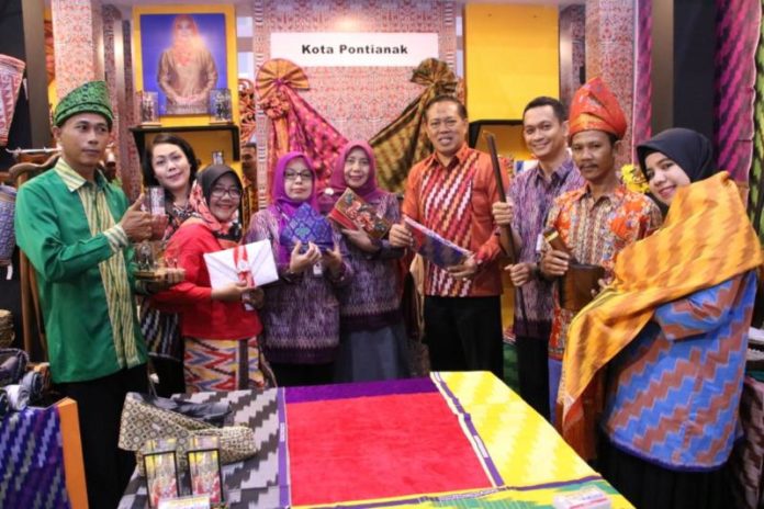 PRODUK UNGGULAN. Haryadi S Triwibowo bersama lainnya menunjukan beberapa produk unggulan Kota pontianak yang ditampilkan dalam Inacraft Tahun 2018 di JCC, Jakarta, kemarin. Humas Pemkot for RK