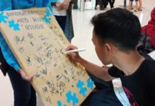 Stop Gunakan Kata Autis untuk Gurauan STOP SEBUT AUTIS. Seorang pelajar yang ikut dalam kegiatan peringatan Hari Autis se-dunia membubuhkan tandatangan sebagai bentuk menolak kata autis sebagai bahan candaan, Minggu (1/4) SUHENDRA/RK