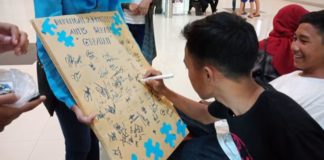 Stop Gunakan Kata Autis untuk Gurauan STOP SEBUT AUTIS. Seorang pelajar yang ikut dalam kegiatan peringatan Hari Autis se-dunia membubuhkan tandatangan sebagai bentuk menolak kata autis sebagai bahan candaan, Minggu (1/4) SUHENDRA/RK