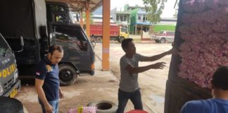 Polsek Sanggau Ledo Amankan 650 Karung Bawang Malaysia PERIKSA. Petugas tengah memeriksa bawang putih asal Malaysia yang diamankan di depan Mapolsek Sanggau Ledo, Minggu (1/4)--Kurnadi/RK
