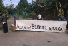 Warga Blokir Jalan Menuju TPA Batu Layang BLOKIR JALAN. Warga menutup jalan menuju TPA Batu Layang di Jalan Kebangkitan Nasional Kelurahan Batu Layang Kecamatan Pontianak Utara bagi truk sampah, Sabtu pagi (7/4). Andi Ridwansyah-RK