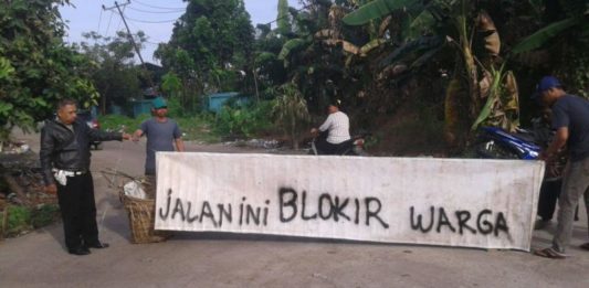 Warga Blokir Jalan Menuju TPA Batu Layang BLOKIR JALAN. Warga menutup jalan menuju TPA Batu Layang di Jalan Kebangkitan Nasional Kelurahan Batu Layang Kecamatan Pontianak Utara bagi truk sampah, Sabtu pagi (7/4). Andi Ridwansyah-RK