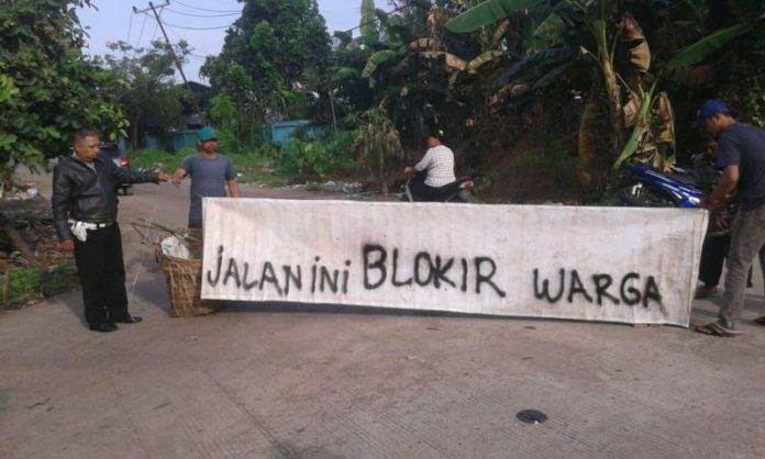 BLOKIR JALAN. Warga menutup jalan menuju TPA Batu Layang di Jalan Kebangkitan Nasional Kelurahan Batu Layang Kecamatan Pontianak Utara bagi truk sampah, Sabtu pagi (7/4). Andi Ridwansyah-RK