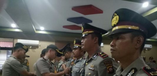 Jabatan Itu Kebanggaan tapi Jangan Jaim dan Sombong SERTIJAB. Acara Sertijab di Mapolres Landak, Sabtu (7/4). Antonius-RK