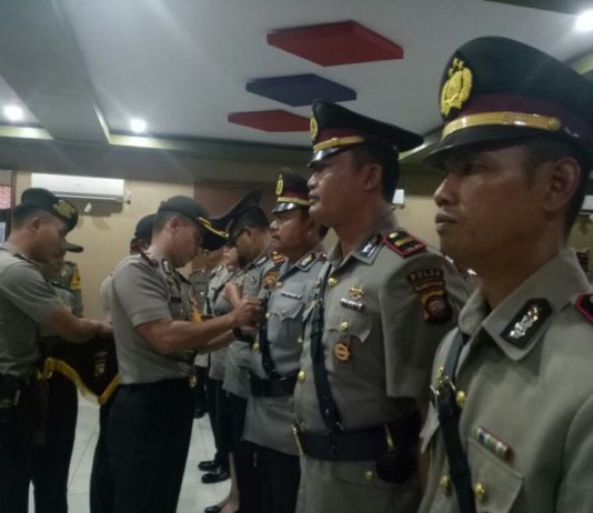 Jabatan Itu Kebanggaan tapi Jangan Jaim dan Sombong SERTIJAB. Acara Sertijab di Mapolres Landak, Sabtu (7/4). Antonius-RK