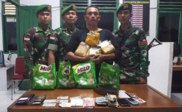 Warga Selakau Ketangkap Bawa Sabu-sabu 4,2 Kg di Beduai SABU DIAMANKAN LAGI. Barang bukti dan paket diduga narkotika jenis Sabu diamankan anggota Satgas Pamtas RI-Malaysia, di Sanggau, Sabtu (7/4). Pendam Tanjungpura for RK