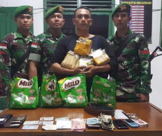 Warga Selakau Ketangkap Bawa Sabu-sabu 4,2 Kg di Beduai SABU DIAMANKAN LAGI. Barang bukti dan paket diduga narkotika jenis Sabu diamankan anggota Satgas Pamtas RI-Malaysia, di Sanggau, Sabtu (7/4). Pendam Tanjungpura for RK