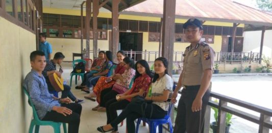 Jadi Polisi Itu Tidak Mahal AJAKAN MASUK POLISI. Anggota Polsek Air Besar mendatangi sekolah setempat, Selasa (10/4). Menerangkan proses rekrutmen Polri 2018. Antonius-RK