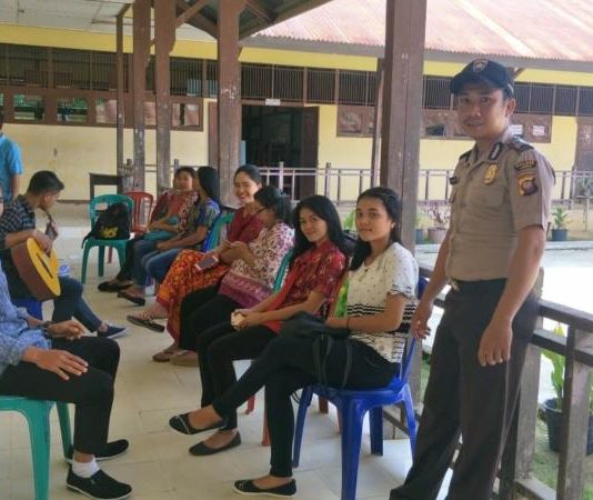 Jadi Polisi Itu Tidak Mahal AJAKAN MASUK POLISI. Anggota Polsek Air Besar mendatangi sekolah setempat, Selasa (10/4). Menerangkan proses rekrutmen Polri 2018. Antonius-RK