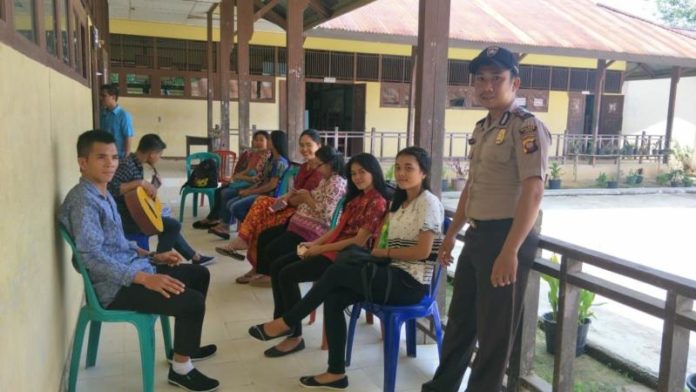 AJAKAN MASUK POLISI. Anggota Polsek Air Besar mendatangi sekolah setempat, Selasa (10/4). Menerangkan proses rekrutmen Polri 2018. Antonius-RK