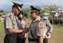Jabatan Kasat Lantas Polres Singkawang Kosong LEPASA JABATAN. Kapolres Singkawang AKBP Yury Nur Hidayat melepaskan tanda jabatan Kasat Lantas Polres Singkawang, AKP Priyanto di halaman Mapolres Singkawang, Senin (10/4)—Polres Singkawang for RK