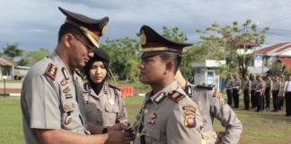 Jabatan Kasat Lantas Polres Singkawang Kosong LEPASA JABATAN. Kapolres Singkawang AKBP Yury Nur Hidayat melepaskan tanda jabatan Kasat Lantas Polres Singkawang, AKP Priyanto di halaman Mapolres Singkawang, Senin (10/4)—Polres Singkawang for RK