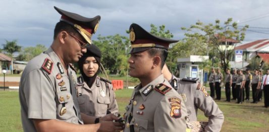 Jabatan Kasat Lantas Polres Singkawang Kosong LEPASA JABATAN. Kapolres Singkawang AKBP Yury Nur Hidayat melepaskan tanda jabatan Kasat Lantas Polres Singkawang, AKP Priyanto di halaman Mapolres Singkawang, Senin (10/4)—Polres Singkawang for RK