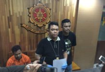 Pencuri Motor di Polresta Pontianak Ditembak RILIS. Direskrimum Polda Kalbar Kombes Pol Arif Rachman dan Kasat Reskrim Polresta Pontianak Kompol M Husni Ramli tengah menunjukkan tersangka pencuri motor di Polresta Pontianak, Selasa (10/4) malam--Andi Ridwansyah