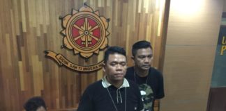 Pencuri Motor di Polresta Pontianak Ditembak RILIS. Direskrimum Polda Kalbar Kombes Pol Arif Rachman dan Kasat Reskrim Polresta Pontianak Kompol M Husni Ramli tengah menunjukkan tersangka pencuri motor di Polresta Pontianak, Selasa (10/4) malam--Andi Ridwansyah